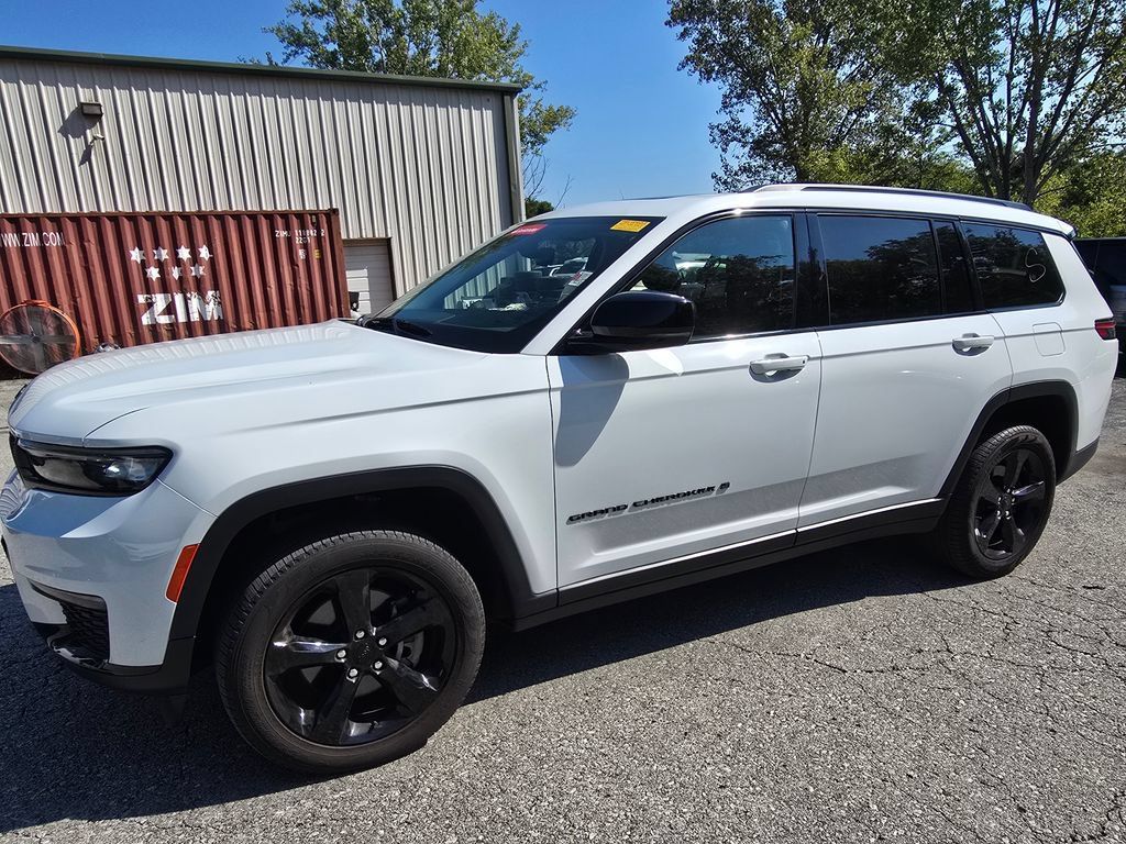 Used 2023 Jeep Grand Cherokee L Limited w/ Black Appearance Package AWD/4WD image 2