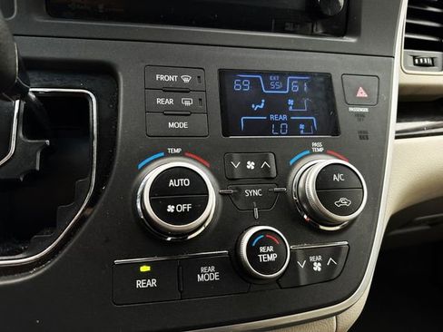 Used 2015 Toyota Sienna XLE image 29