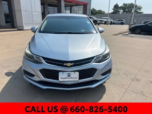 Used 2017 Chevrolet Cruze LT FWD image 3