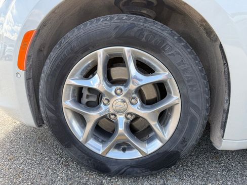 Used 2019 Chrysler Pacifica Limited w/ Advanced Safetytec Group FWD image 9
