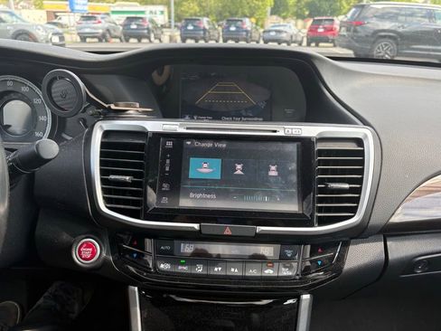 Used 2017 Honda Accord Touring image 9