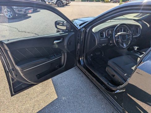 Used 2017 Dodge Charger SXT RWD image 8