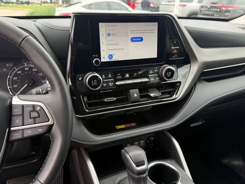 Used 2025 Toyota Highlander XLE FWD image 15