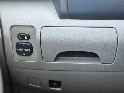 Used 2010 Toyota Camry FWD image 7