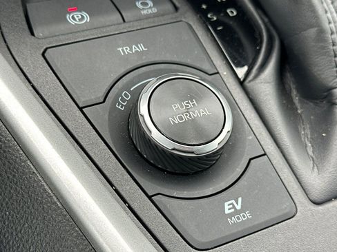 Certified 2025 Toyota RAV4 XLE image 33