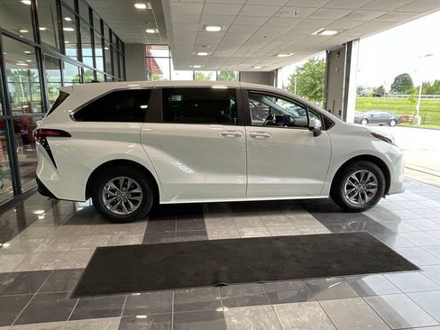 Certified 2025 Toyota Sienna LE FWD image 5