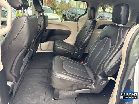 Used 2024 Chrysler Pacifica Touring-L image 40
