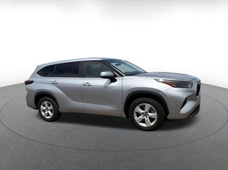 Used 2025 Toyota Highlander LE FWD video 2
