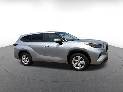 Used 2025 Toyota Highlander LE FWD image 2