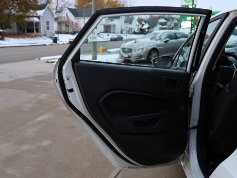 Used 2013 Ford Fiesta SE image 17
