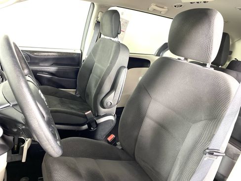 Used 2019 Dodge Grand Caravan SE w/ UConnect Hands-Free Group FWD image 15