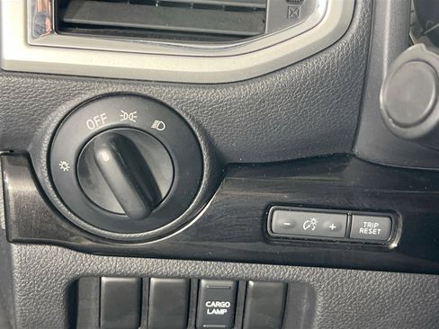 Used 2018 Nissan Titan SV image 10