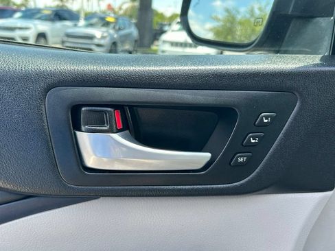 Used 2018 Toyota Highlander Limited Platinum FWD image 18