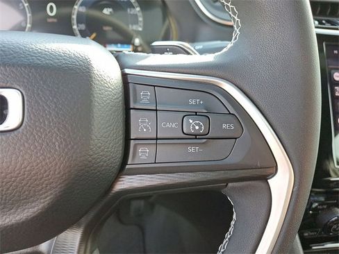 Used 2025 Jeep Grand Cherokee Laredo X image 18