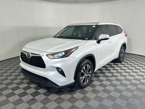 Used 2023 Toyota Highlander XLE FWD image 7