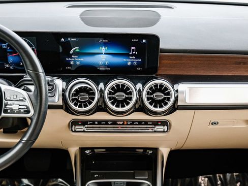 Certified 2022 Mercedes-Benz GLB 250 4MATIC image 11