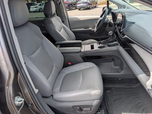 Used 2023 Toyota Sienna Limited FWD image 9