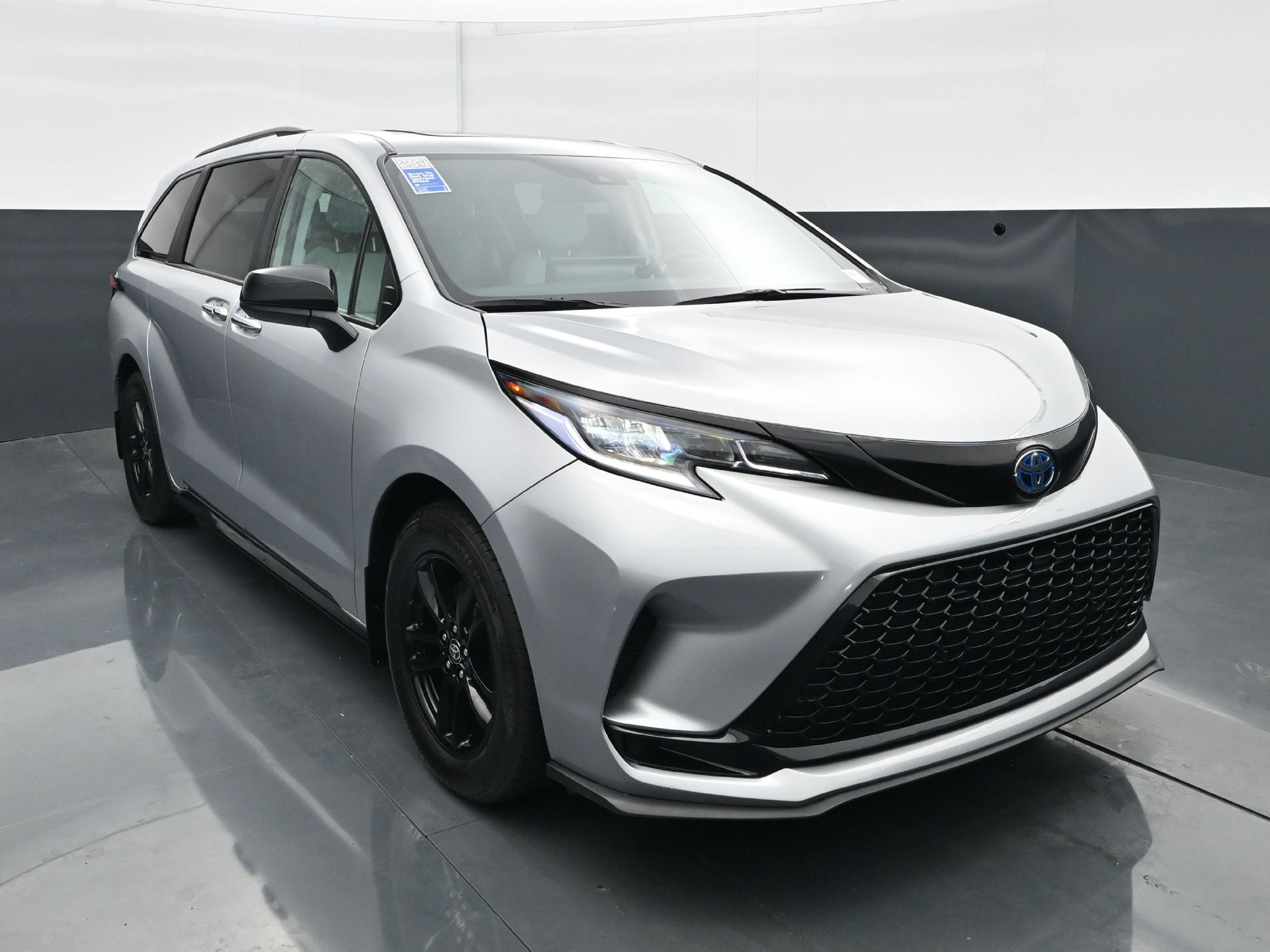 Used 2025 Toyota Sienna XSE AWD/4WD image 11