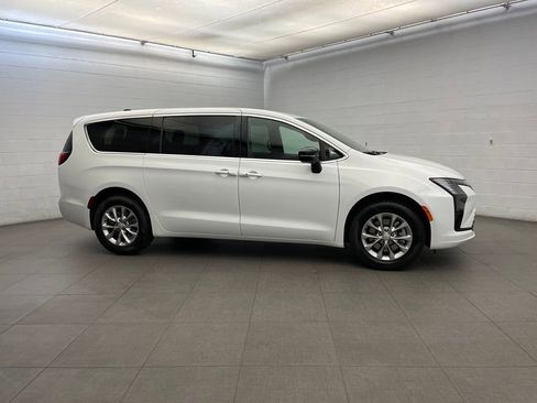 New 2027 Chrysler Pacifica Select AWD/4WD image 2