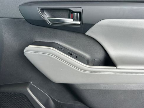 Used 2022 Toyota Highlander XLE image 23