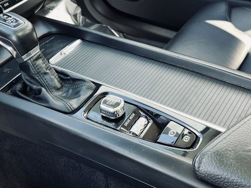 Used 2019 Volvo XC60 T5 Momentum w/ Multimedia Package image 31