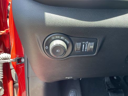 Used 2024 Jeep Compass Latitude AWD/4WD image 19
