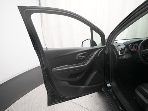 Used 2022 Chevrolet Trax LT w/ Midnight Edition AWD/4WD image 27