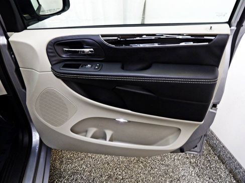 Used 2016 Dodge Grand Caravan SE FWD image 11