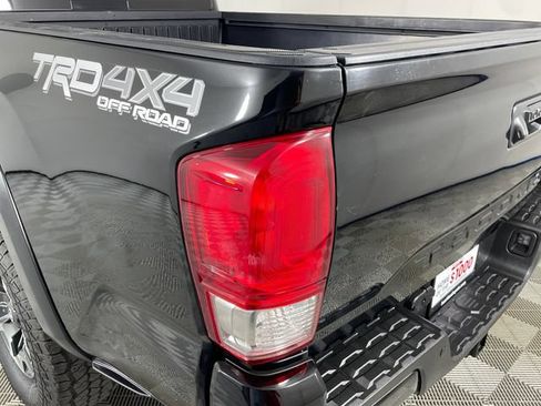 Used 2017 Toyota Tacoma TRD Off-Road AWD/4WD image 18