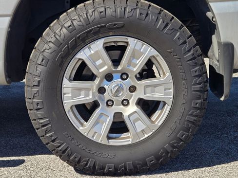 Used 2017 Nissan Titan SV image 6