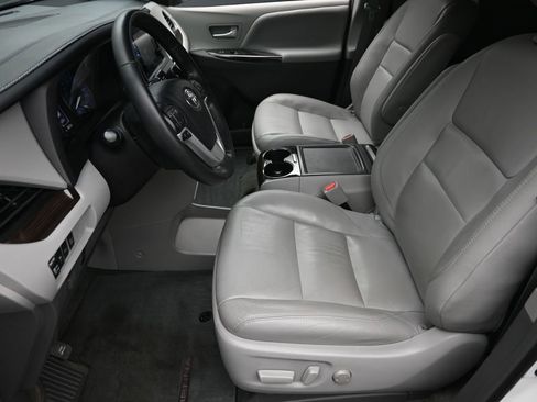 Used 2017 Toyota Sienna XLE w/ XLE Navigation Package image 15