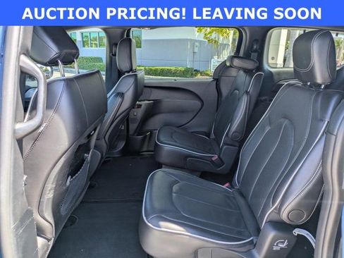 Used 2025 Chrysler Pacifica Limited FWD image 15