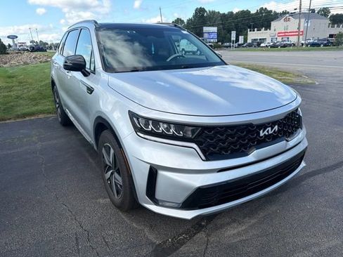 Certified 2022 Kia Sorento S w/ Panoramic Sunroof Package FWD image 3