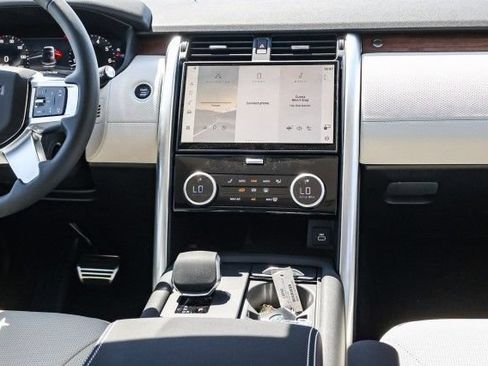 Used 2025 Land Rover Discovery Dynamic SE AWD/4WD image 17