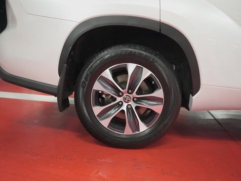 Certified 2022 Toyota Highlander XLE image 29