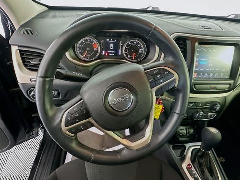 Used 2016 Jeep Cherokee Latitude w/ Comfort & Sound Group FWD image 11