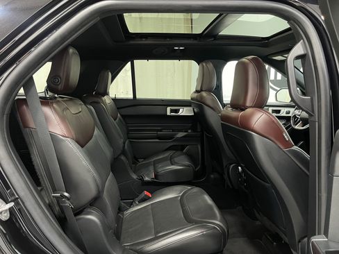 Used 2020 Ford Explorer Platinum w/ Premium Technology Package AWD/4WD image 32