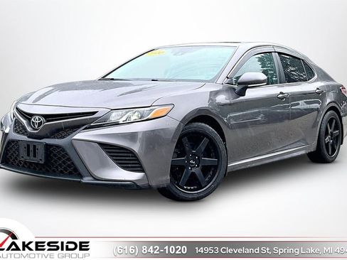 Used 2020 Toyota Camry SE FWD image 1
