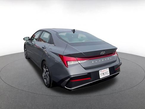Used 2025 Hyundai Elantra SEL image 11