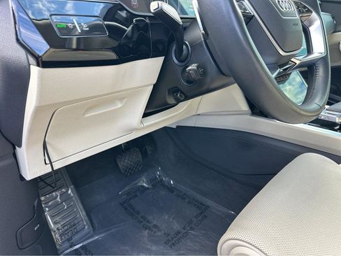 Used 2021 Audi e-tron Prestige w/ Prestige Package image 30