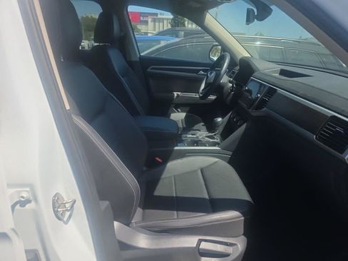 Certified 2023 Volkswagen Atlas SE w/ Black Wheel Package FWD image 5