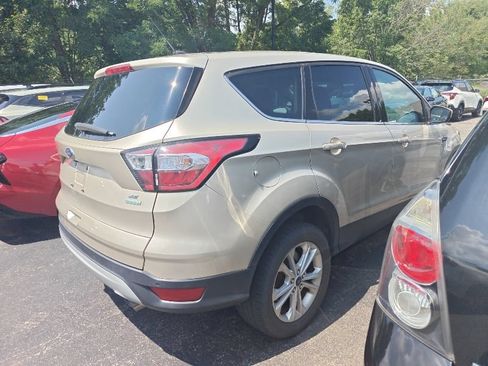 Used 2017 Ford Escape SE FWD image 4