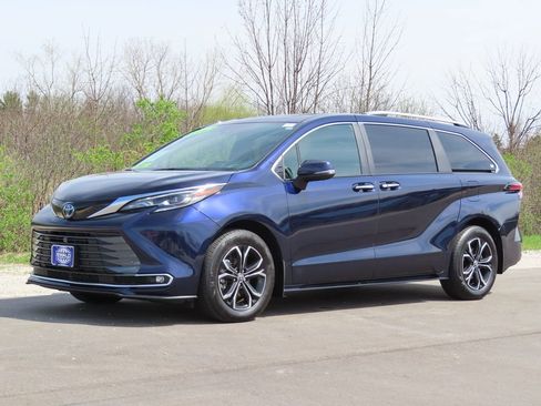 Used 2025 Toyota Sienna Platinum AWD/4WD image 24