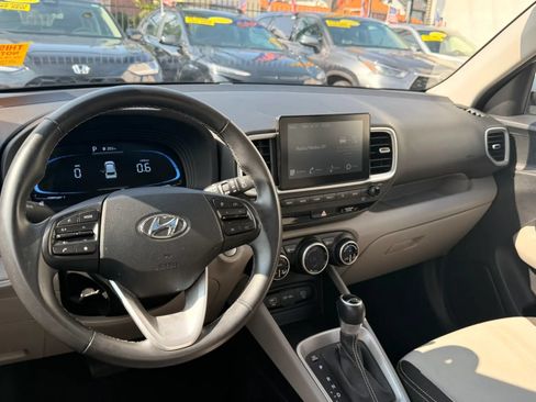 Used 2025 Hyundai Venue SEL FWD image 17