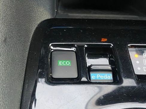 Used 2018 Nissan Leaf SV w/ SV Technology Package image 16