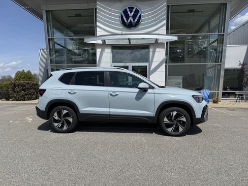 New 2026 Volkswagen Taos SE AWD/4WD image 2