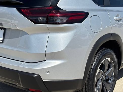 Used 2025 Nissan Rogue SV FWD image 4