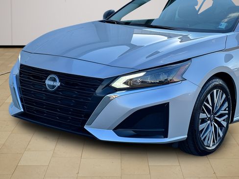 Used 2024 Nissan Altima 2.5 SV FWD image 35