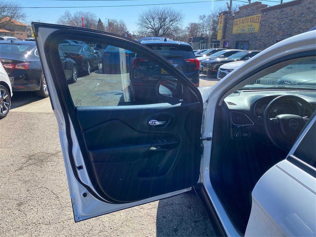 Used 2020 Jeep Cherokee Latitude Plus AWD/4WD image 19