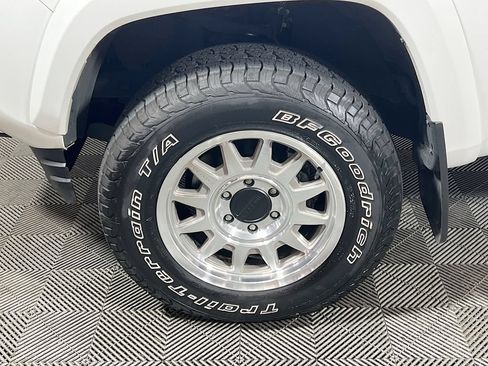 Certified 2022 Toyota Tacoma SR5 AWD/4WD image 27